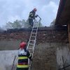 INCENDIU la Arieșeni: Acoperișul unei locuințe a luat foc. Au intervenit pompierii cu trei autospeciale