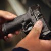 Regimul armelor și munițiilor, MODIFICAT în Guvern: Persoanele inculpate pentru fapte penale nu mai pot deține arme