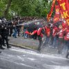 METROPOLA TURCĂ Manifestanți, care încercau să ajungă în Piaţa Taksim pentru o manifestaţie de 1 Mai, reţinute de poliţie