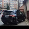 „Asta înseamnă să vii la Cluj”. Un șofer din Capitală a reușit parcarea zilei, ocupând tot trotuarul/Pietonii să circule pe carosabil - FOTO