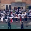 Cluj: Imagini superbe de la o nuntă tradițională din mijlocul orașului! Clujenii îmbrăcați în straie populare au petrecut chiar în fața blocului - VIDEO