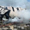 Cluj: Incendiu violent la o hală din Apahida! Pompierii intervin cu trei autospeciale - FOTO
