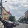 FOTO. Parcare de toată frumusețea pe o stradă din centrul Clujului. Un șofer pare să-i invite pe șoferi să-i lovească mașina