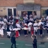 Imagini superbe de la o nuntă tradițională din mijlocul orașului! Clujenii îmbrăcați în straie populare au petrecut chiar în fața blocului - VIDEO
