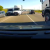 Inconștiența la volan! Șoferul evită la mustață impactul frontal cu o dubă ce depășește coloana la intrarea în sensul giratoriu din Apahida-VIDEO