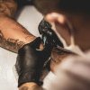 Minorii nu-și mai pot face tatuaje, chiar dacă au acordul părinților! Saloanele nu le mai pot face piercinguri nici tinerilor cu vârsta sub 16 ani
