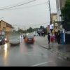 Nepăsare la maxim a unor șoferi clujeni!/ A stropit o femeie și un copil din cap până în picioare pentru că se grăbea la...semafor! VIDEO