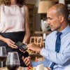 Român enervat de o nouă taxă pe bonul de la restaurant: ”Pe bon apăreau 2 garanții de returnare pentru 2 beri la sticlă”