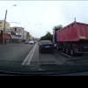 Șoferul unui BMW îi ia fața unui clujean pe Bulevardul Muncii din Cluj-Napoca, strecurându-se inconștient pe bandă în ultima secundă- VIDEO