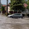 Strada Corneliu Coposu din Cluj, transformată în ”lac” de ploile din această după-amiază. Canalizarea a fost complet depășită- FOTO VIDEO