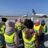 Tururi de vizitare la Aeroportul Internațional Avram Iancu Cluj. Peste 600 de copii au urmărit decolarea și aterizarea avioanelor