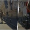 VIDEO: ,,Ce-ai facu Bobiță?”- Un livrator pe bicicletă s-a ciocnit de o mașină, pe o stradă din centrul Clujului. Tânărul verifica comanda pe telefon