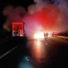 Incendiu pe autostrada A1, Deva -Orăștie. Remorca unui tir încărcată cu baloți de hârtie, a luat foc