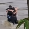 Imagini dramatice în Italia! Trei tineri, filmați în timp ce se țin în brațe, înainte de a fi luați de ape/Mașina lor, cu numere românești
