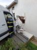 O autoutilitară s-a înfipt în peretele unei case la Sucevița un uma unei ciocniri cu un autoturism. O persoană rănită (foto)