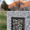 Cod QR pe piatra de mormânt: o afacere dezvoltată în România de doi studenți