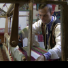 Un tânăr de 17 ani confecționeză obiecte tradiționale la războiul de țesut și are un muzeu acasă