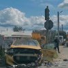FOTO – O mașină a zburat de pe șosea, la Răscruci. A rupt un stâlp