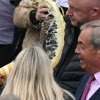 VIDEO Incident de campanie - Un model OnlyFans i-a aruncat un milkshake în față lui Nigel Farage, promotor al Brexitului, abia revenit în politică