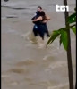 VIDEO Trei tineri, posibil români, luați de apele în Italia. Ultimele imagini cu ei sunt sfâșietoare: au fost filmați în timp ce se țin în brațe