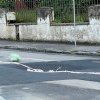 „Nici măcar înainte de alegeri nu-și dau silința”. Într-un cartier din Cluj se surpă asfaltul după o intervenție „proaspătă” - FOTO